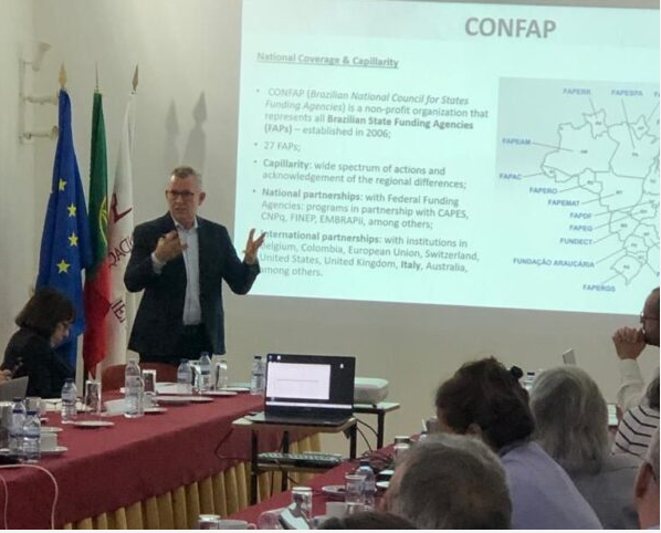 A Diretoria Executiva da Fundação Araucária e outros integrantes do Conselho Nacional das Fundações Estaduais de Amparo à Pesquisa (CONFAP) estão em missão internacional participando do 32º Encontro de Prospetiva da Arrábida, que começou na segunda-feira e termina nesta quarta-feira (6), em Arrábida, Portugal.