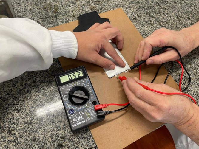 Protótipo de bateria de silício-enxofre