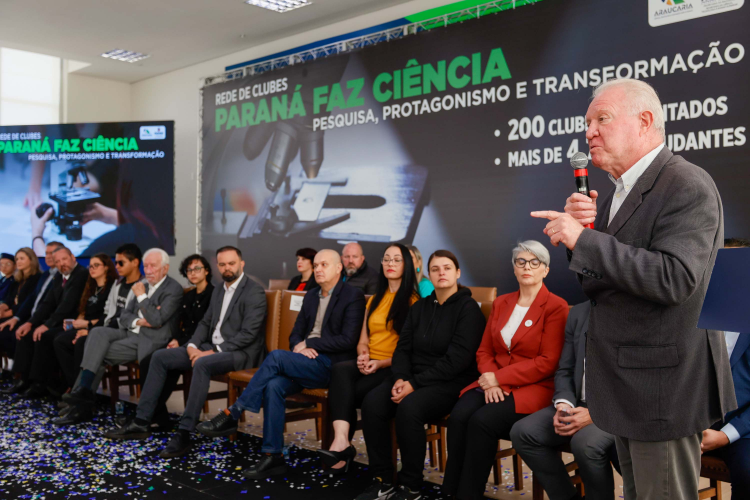 Clubes de Ci~encias