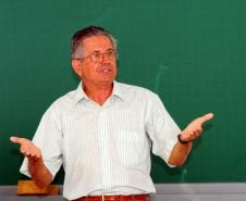 Professor José Aloysio Bzuneck, bolsista sênior. 
