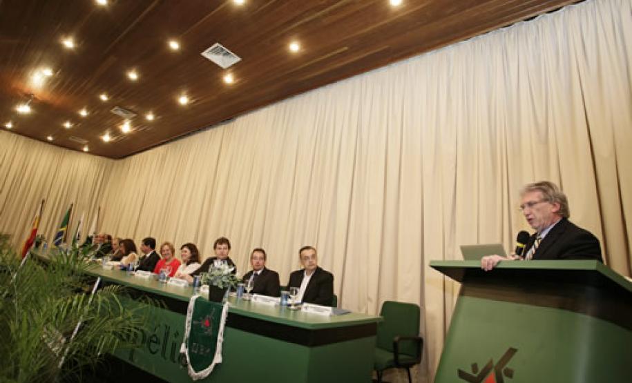 Presidente da Fundação Araucária participa de evento em Maringá Presidente da Fundação Araucária participa de evento em Maringá