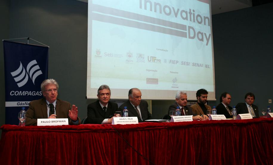 FIEP reúne Governo, Universidades e Empresas para discutir inovação FIEP reúne Governo, Universidades e Empresas para discutir inovação